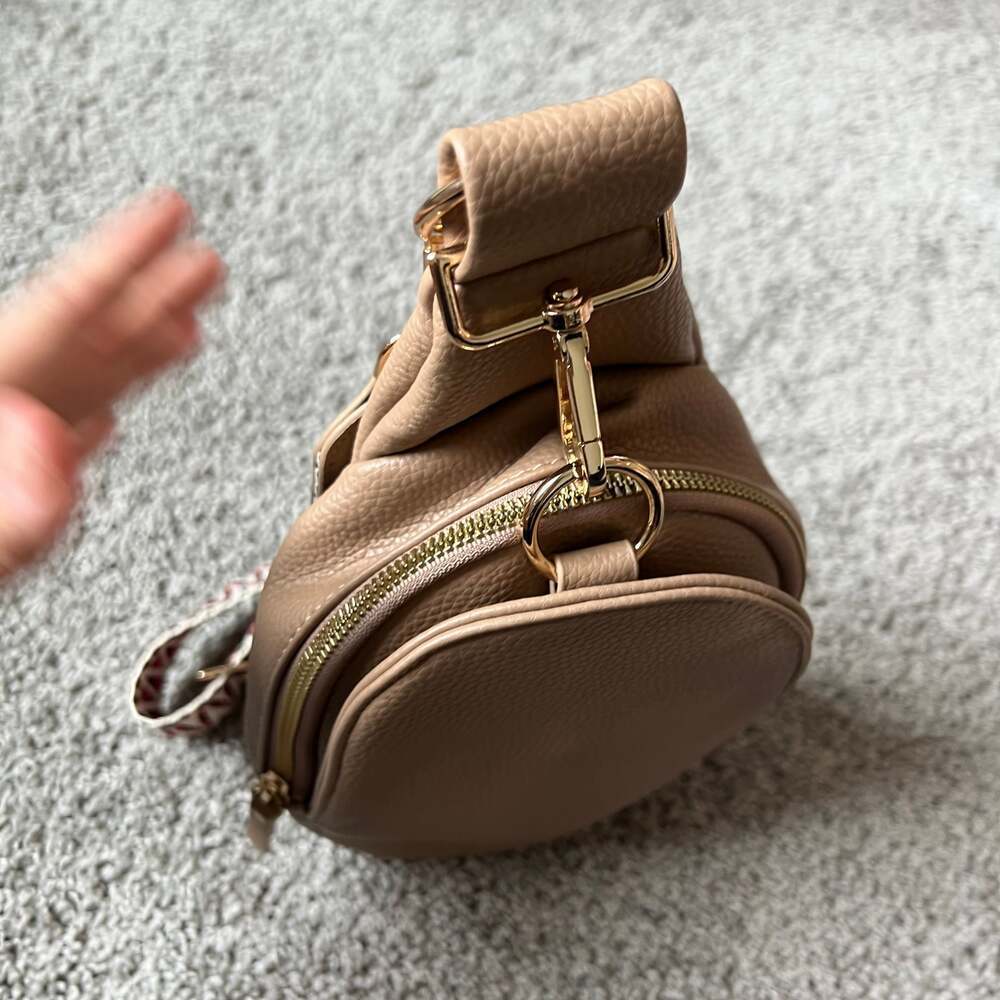 A LITTLE LAST MINUTE TAN SLING BAG - Picture 3 of 16